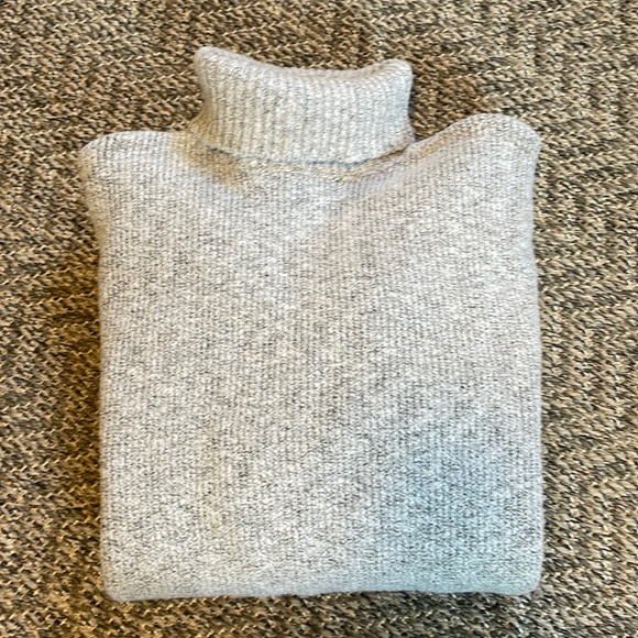 Forever 21 Sweaters - Forever 21 Medium Turtleneck Sweater